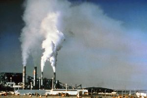 Auf Luftverschmutzung, wie hier durch ein Kohlekraftwerk, sind jährlich etwa acht Millionen vorzeitige Todesfälle zurückzuführen (Foto: Wikipedia)
