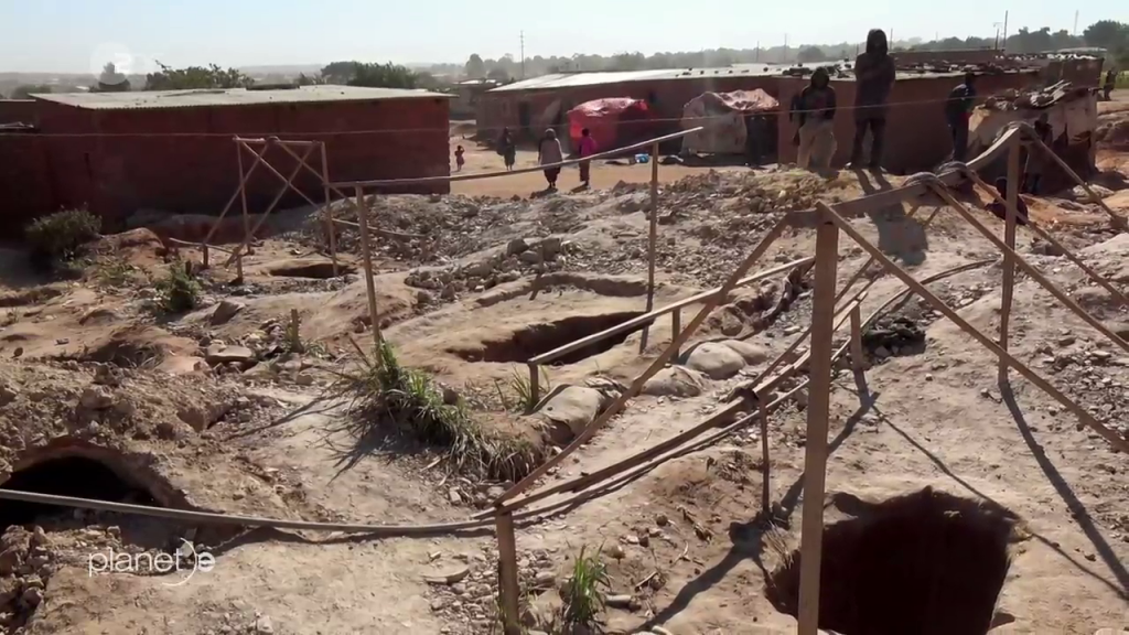 Die Siedlungen dieser Menschen sind von gegrabenen Löchern durchsetz. Keine Sicherheiten auch für Kinder, die hineinstürzen und zu Tode kommen.